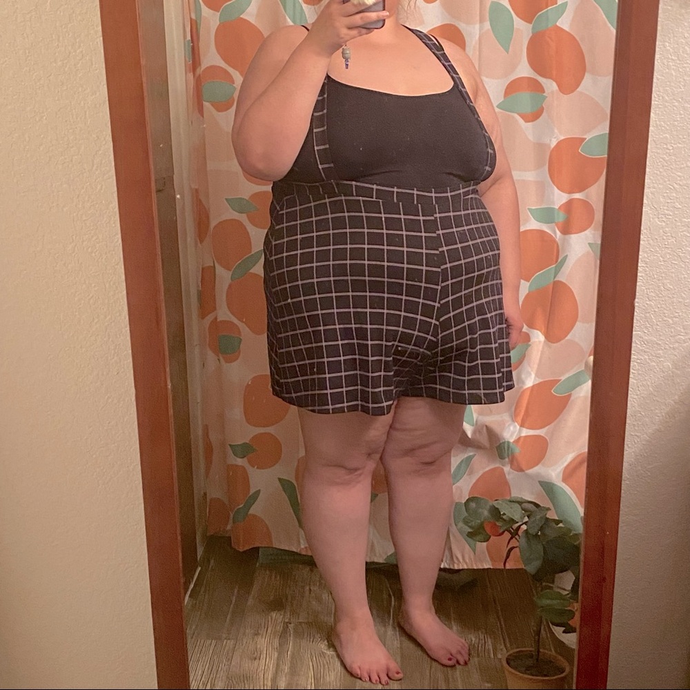 Shorts with suspenders and grid pattern